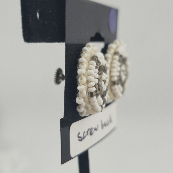 Vintage Beaded Circle Earrings 1” White & Gray Seed Beads Screw Back - Picture 6 of 7